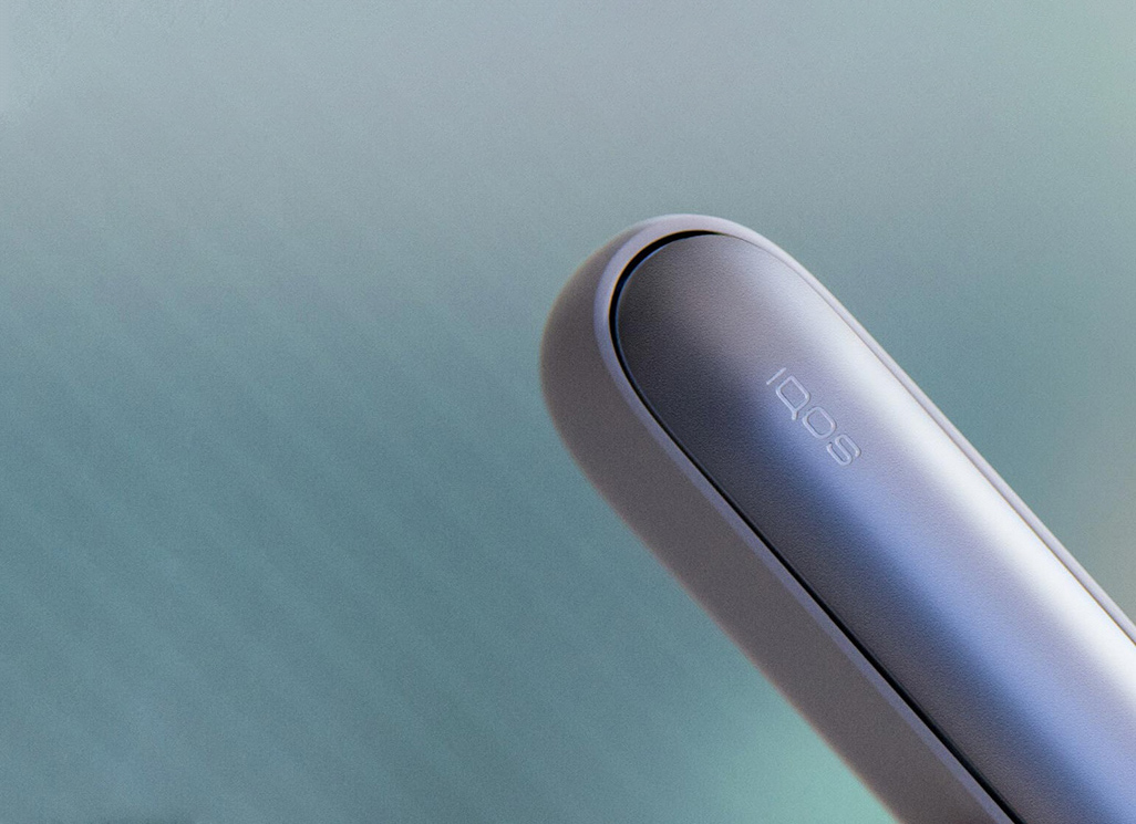 Man holding IQOS