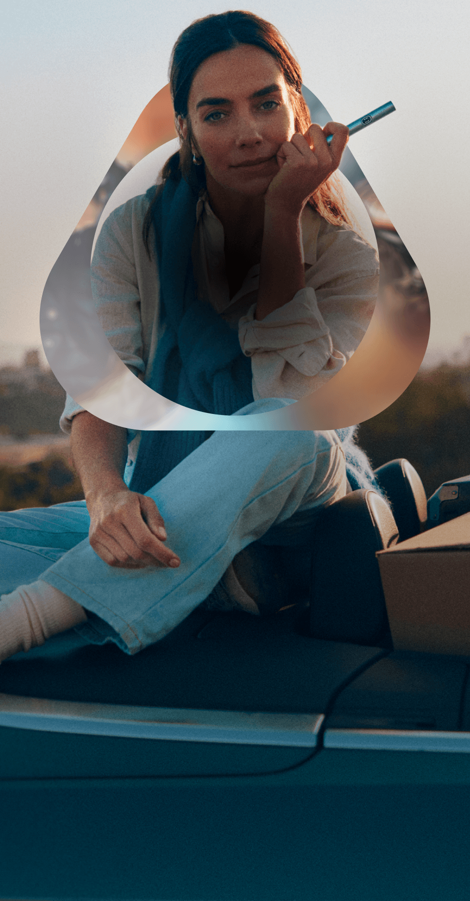 Woman holding an IQOS ILUMA i device