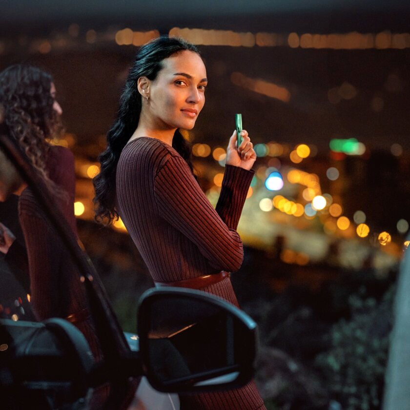 Woman holding her IQOS