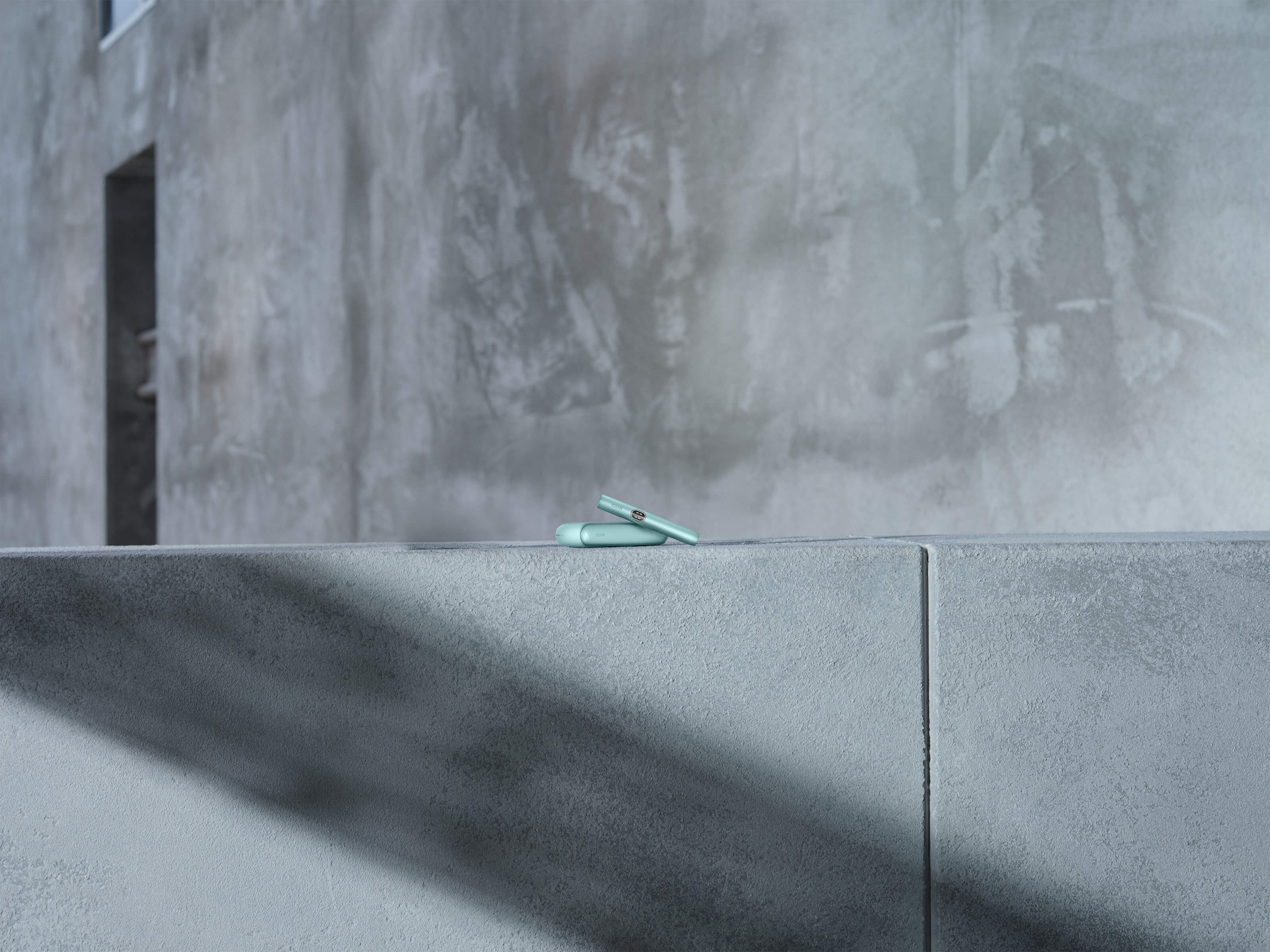 En Moss Green IQOS ILUMA hållare och fickladdare.