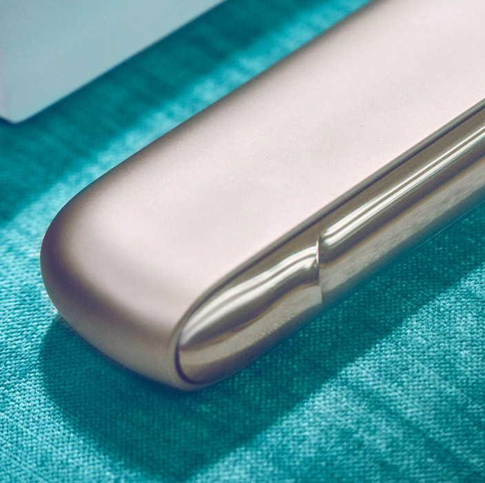 Man with white IQOS holder in his hand