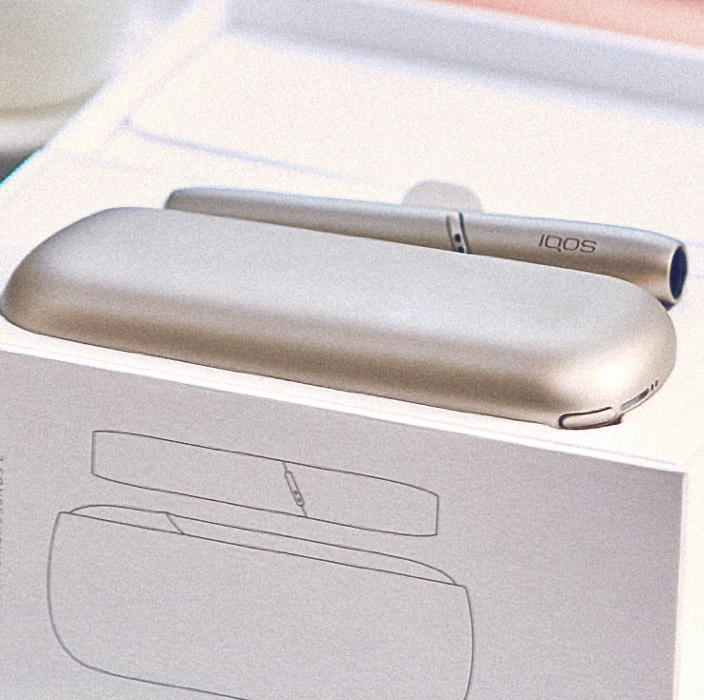 Man with white IQOS holder in his hand