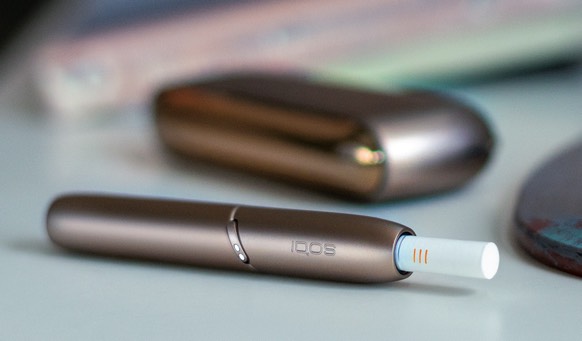 Närbild på IQOS 3 DUO med HEETS